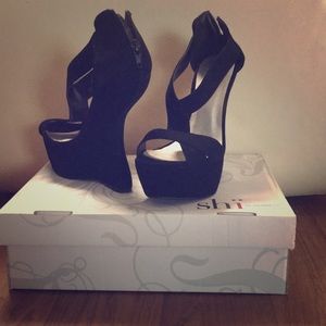Heel less Black Pumps